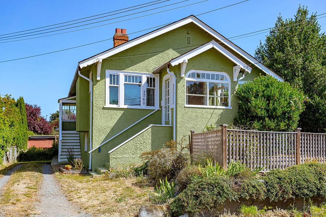 1760 A/B Haultain Street, Victoria, British Columbia