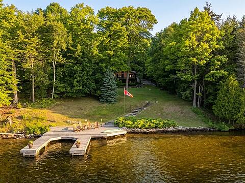 1054 Hilltop Crescent, Lake of Bays