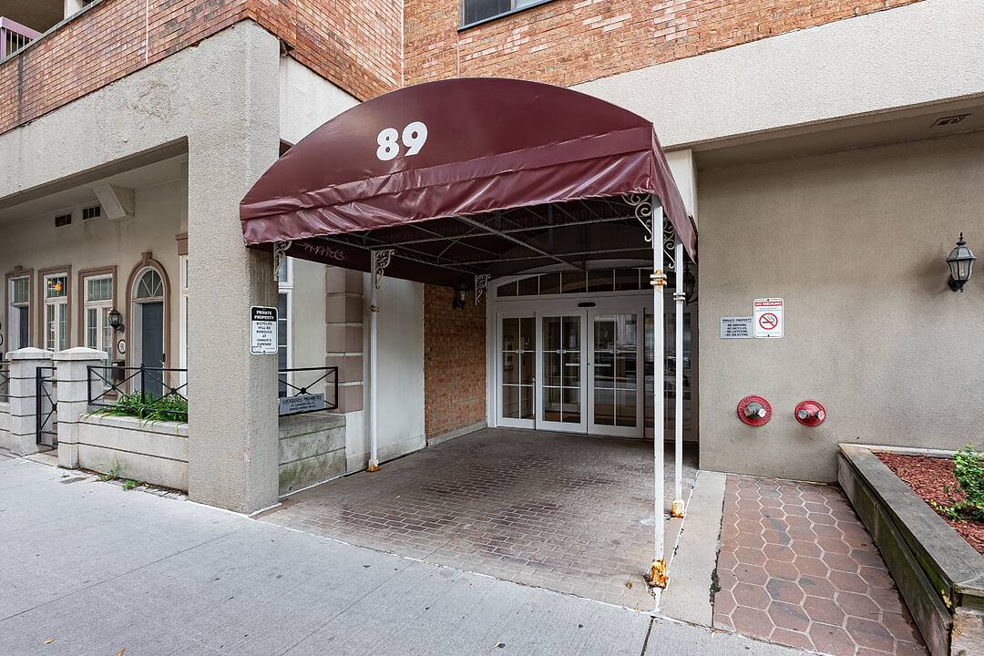 89 Mccaul St #520, Toronto, Ontario