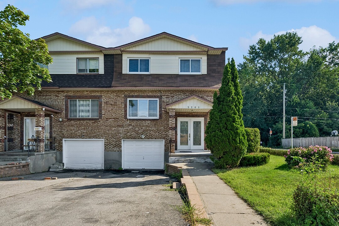 5263 Av. Clarendon, Chomedey, Québec